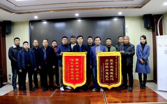 驻村帮扶办实事  村民感恩送锦旗 | 帮扶村村民代表到大发welcome表谢意